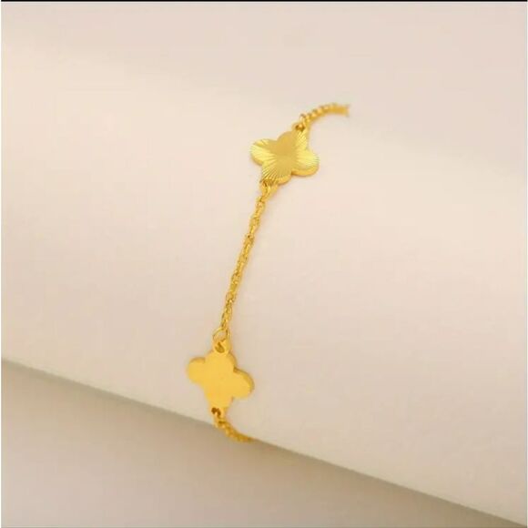 Elegant Gold Clover Bracelet - Picture 3 of 4